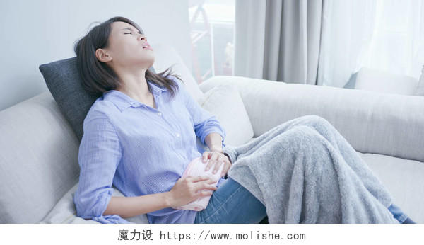 女人在家里因胃痛和月经而感到疼痛女生痛经肚子痛